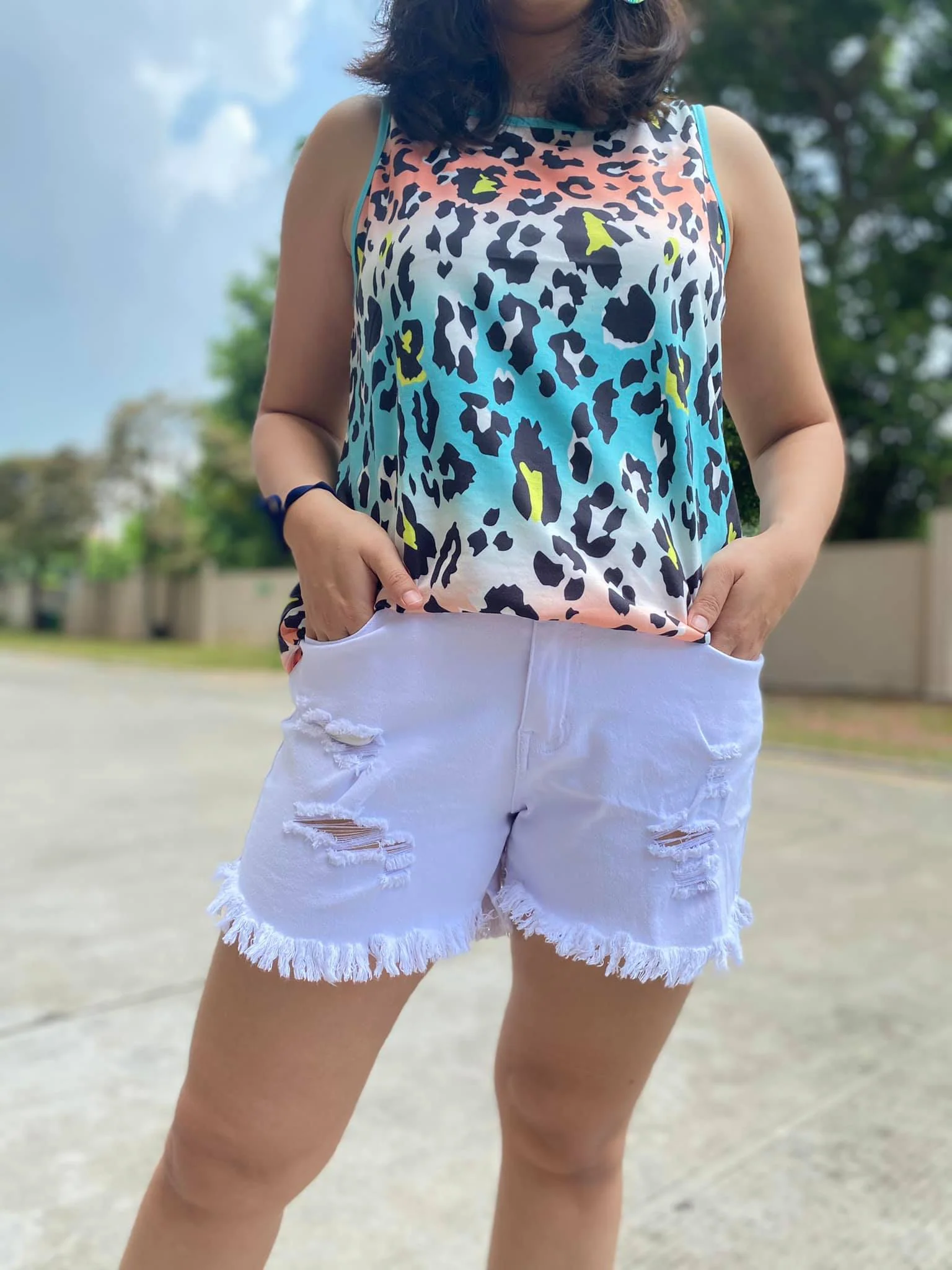DISTRESSED WHITE JEAN SHORTS - Image 3